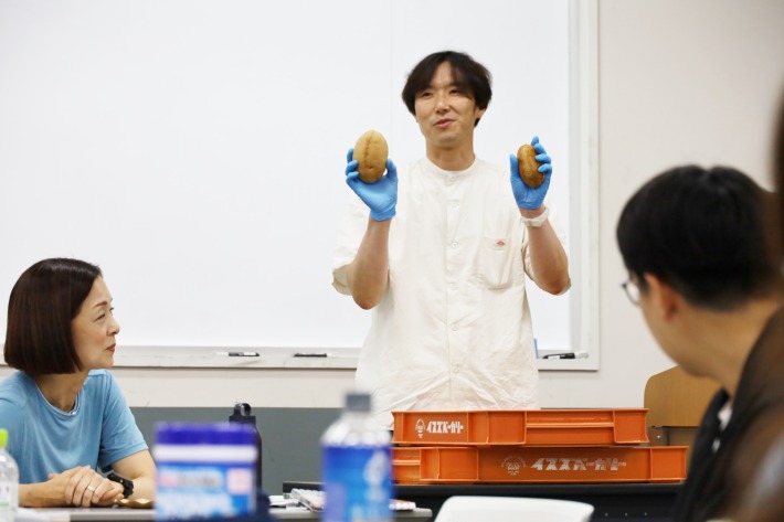 直面した問題と改善のために変更点を説明する井筒氏