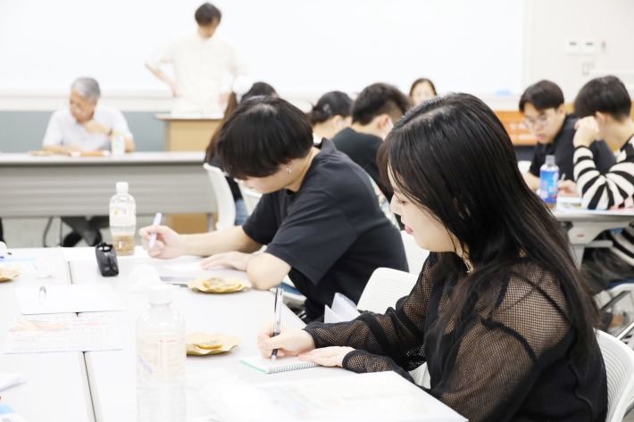説明を聞くゼミ生たち