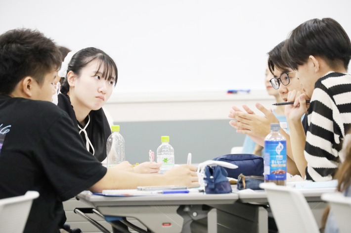 説明を聞くゼミ生たち