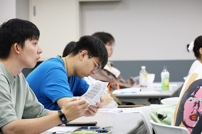 説明を聞く留学生たち