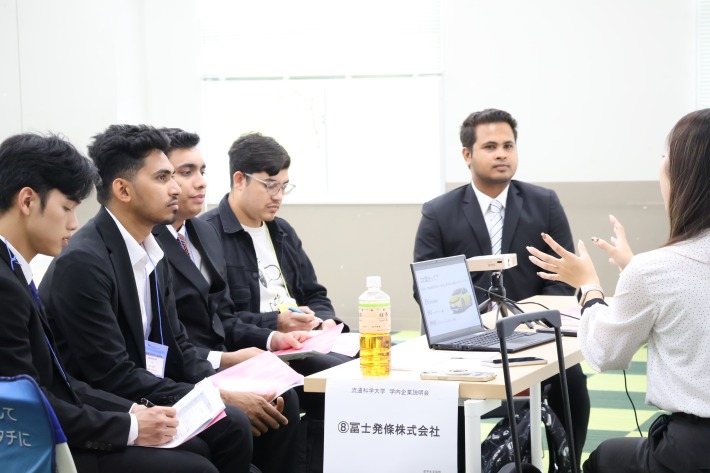兵庫県内での就職を目指す。4年生の留学生を対象に『学内企業説明会』を実施のサムネイル