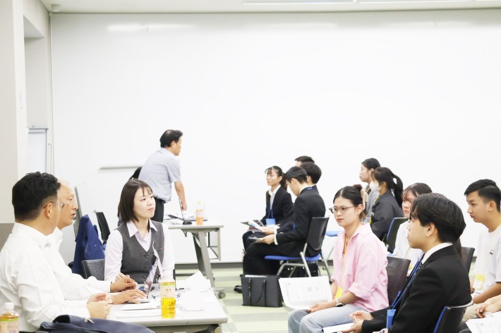 説明を聞く留学生たち1