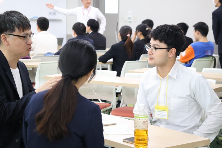 説明を聞く留学生たち2