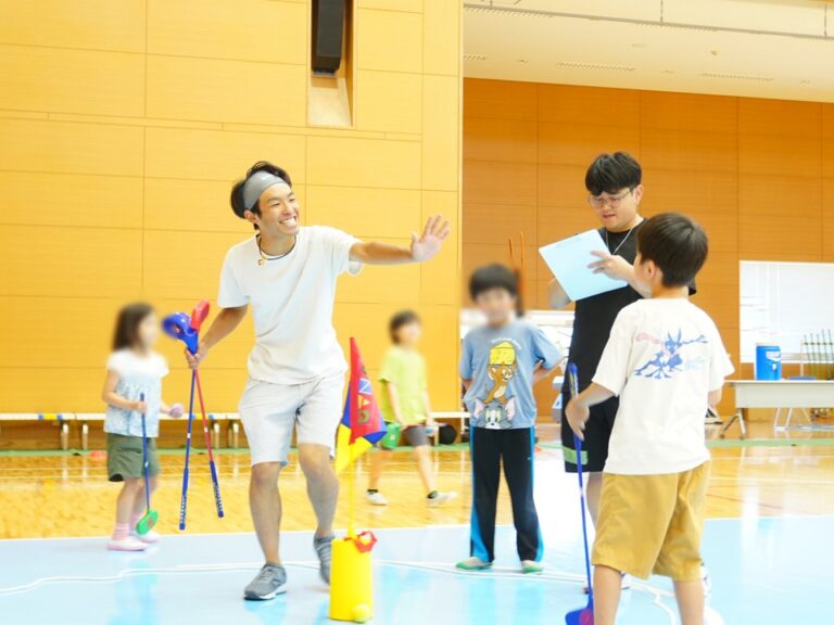 子どもたちの笑顔が弾けた！内田ゼミが“スナッグゴルフ体験教室”を実施のサムネイル