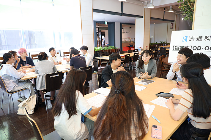先輩から未来へのヒントを学ぶ『留学生OB・OG就職相談会』実施！のサムネイル