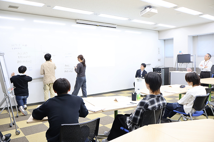 『公務員特別演習Ⅰ』で公務員の実像に触れる 神戸市職員による講義を実施!のサムネイル