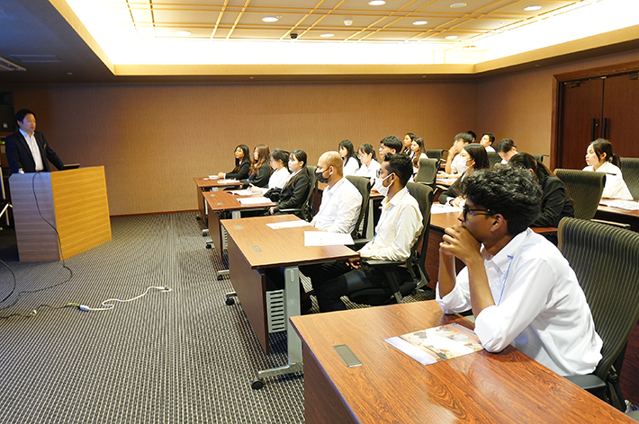 人事担当の方から説明を聞く留学生たち