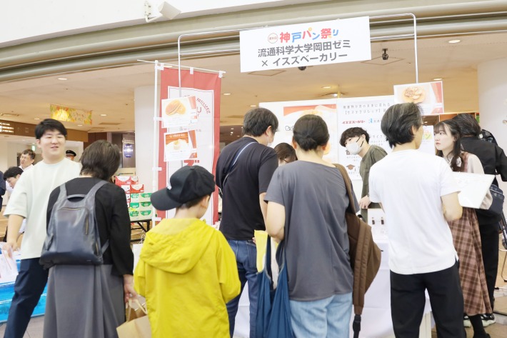 ブースの前には人だかり