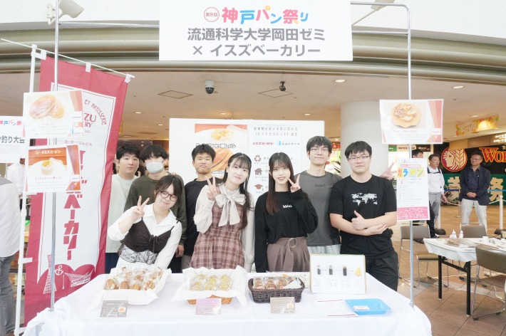 落ち着いて商品をPRするゼミ生1