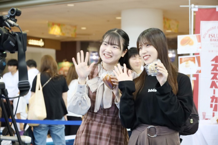 落ち着いて商品をPRするゼミ生2