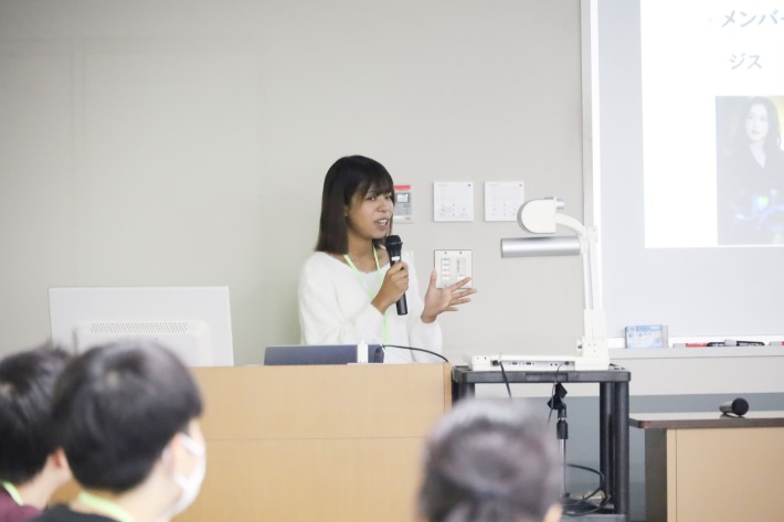 「推し活」と「リスク」について発表する学生1