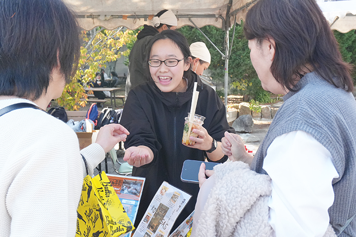 ゼミやクラブなど38 団体の『模擬店』
