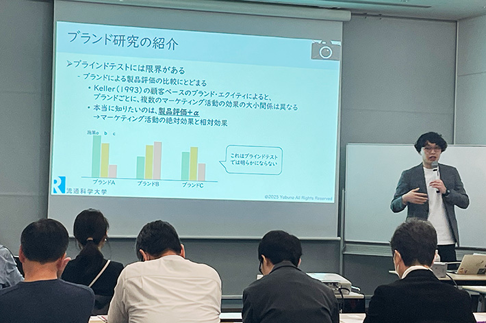 サピアアカデミーにて講義をする様子