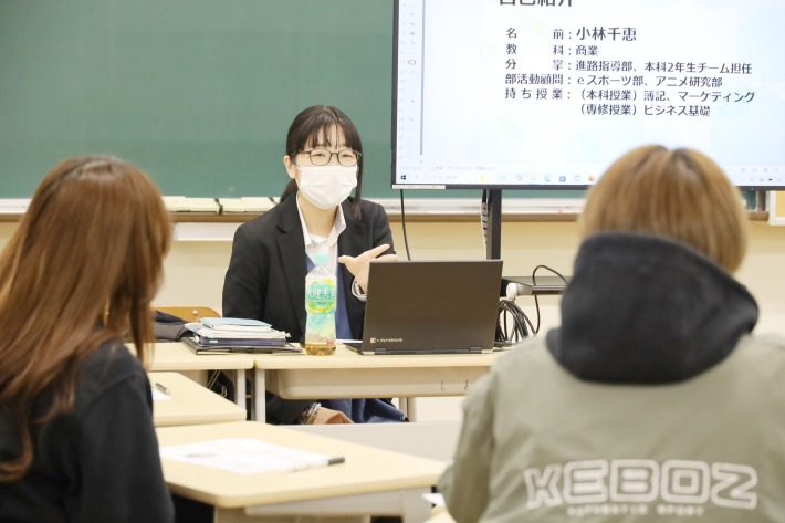 『生徒・進路指導論』を受講する学生が、卒業生から学んだ教諭という仕事の“リアル”のサムネイル