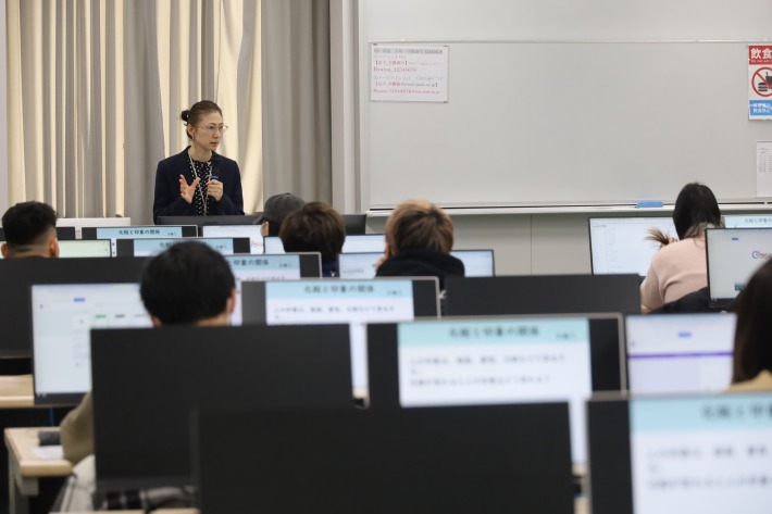 アイシャドーの色が印象形成に与える影響は？ 『心理学実験演習』で印象評価測定を実施のサムネイル