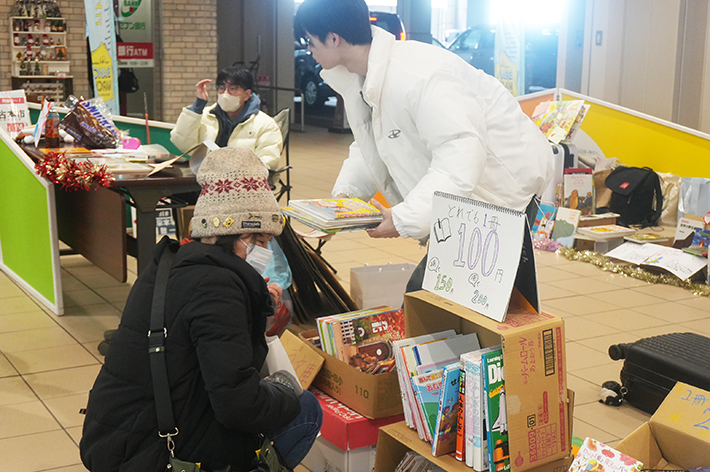新ゼミがBRANCH神戸学園都市で“一箱古本市”を開催。顧客アンケートから見えた地域課題に、学生主体で挑むのサムネイル