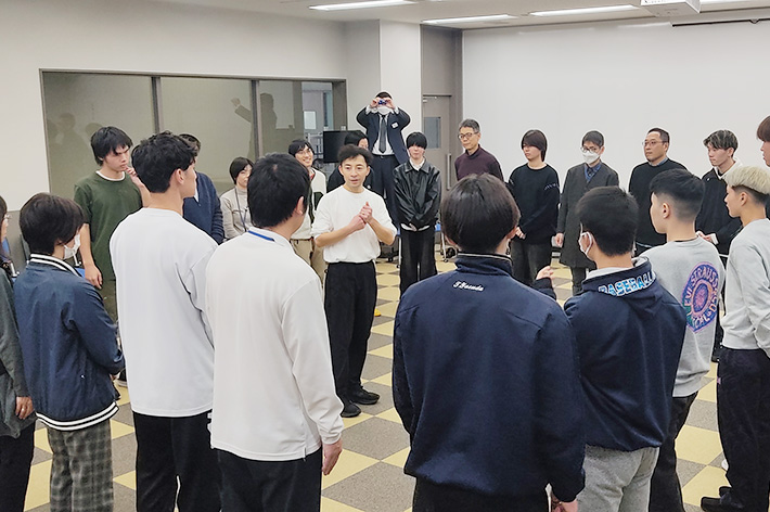 『公務員特別演習Ⅰ』で特別講義ー演劇を通じて“対応力”を身につけるワークショップを開催ーのサムネイル