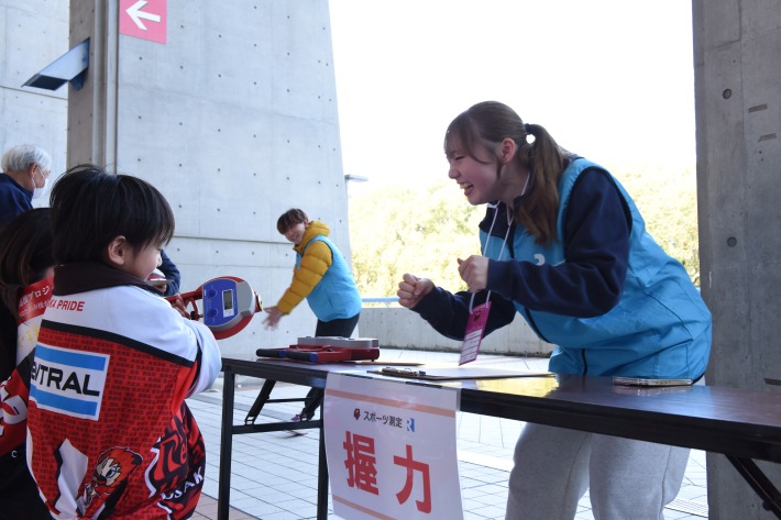 人間健康学科 関&山本ゼミ がレッドハリケーンズ大阪の試合会場で『体力測定イベント』を実施のサムネイル