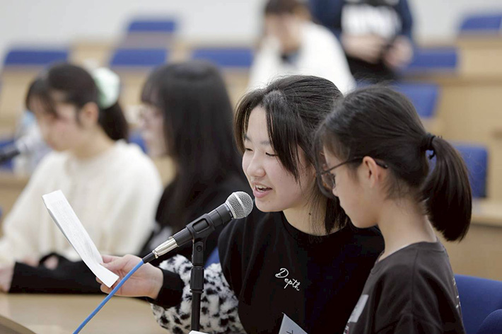 学生と小中高校生が挑戦！「コベカツ体験会」を本学図書館で開催－写真部も撮影協力－