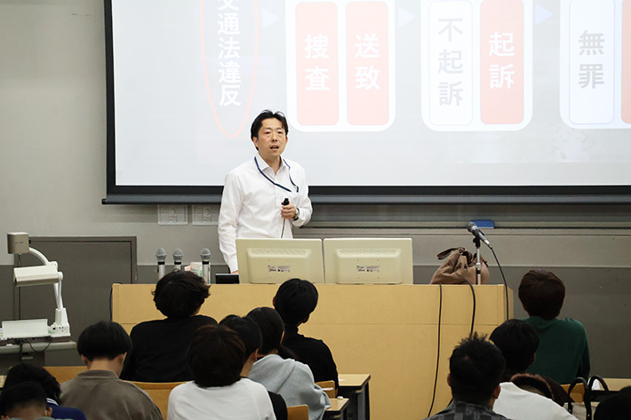 兵庫県警の現役職員による特別講義を実施 『教養特講Ⅰ(公務員になろう)』のサムネイル
