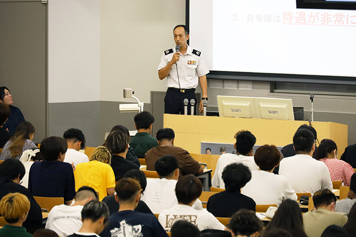 自衛官・防衛事務官の現役職員による特別講義を実施 『教養特講Ⅰ(公務員になろう)』のサムネイル