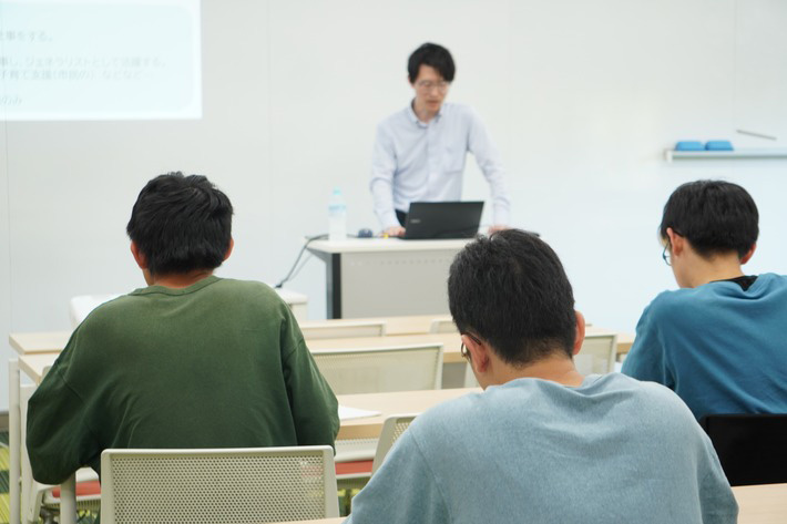 現職職員から国家公務員の仕事を学ぶ「公務員特別演習Ⅳ(行政)」を実施のサムネイル