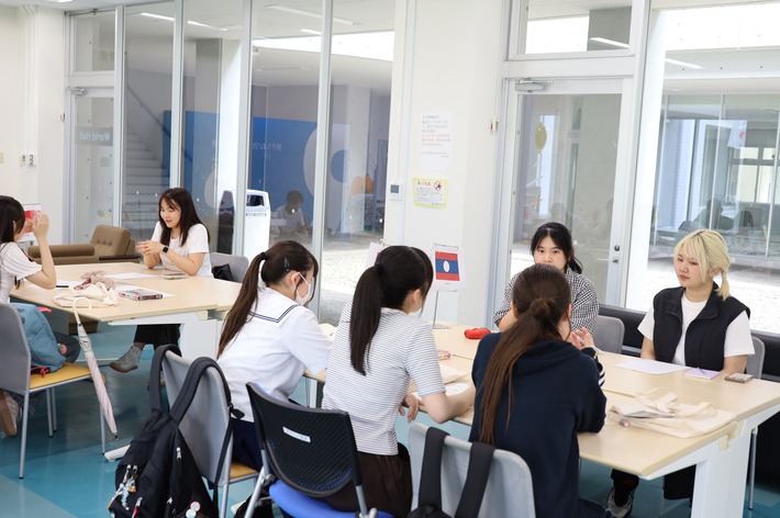 高校生と留学生、テーブルを囲んで世界に触れるのサムネイル