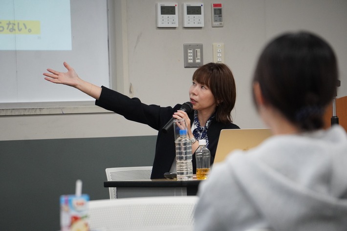 挫折を乗り越えた先にある起業のリアル。2026年度新規開講「起業家論」で株式会社ママクリエイターラボ・榊原杏奈氏が登壇