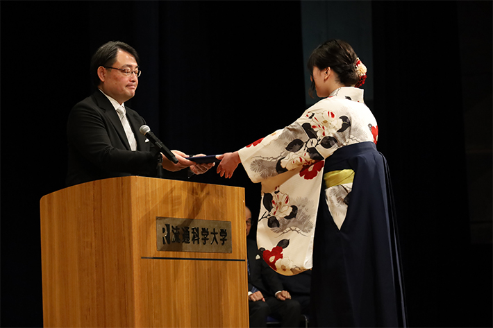 流通科学大学の2026年度9月卒業式で卒業生に学位記を授与する様子