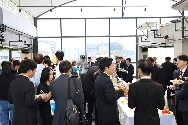 流通科学大学RYUKA DININGで開催された卒業祝賀パーティーの様子