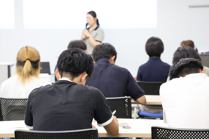 流通科学大学 教育実習報告会を聴講する教職課程の学生