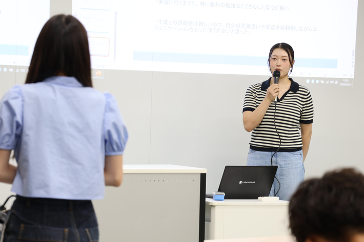 教育実習報告会で後輩からの質問に答える流通科学大学の学生