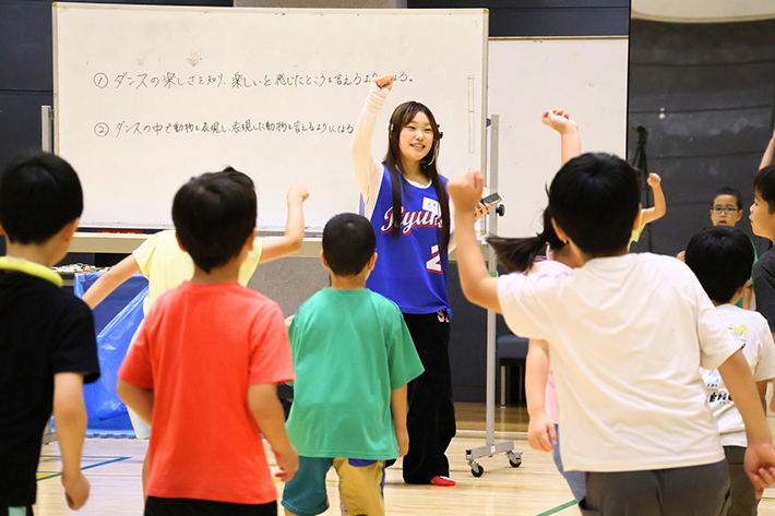 子どもたちとの交流で学ぶ「伝える」こと。「マルチスポーツ体験教室」でダンス指導のサムネイル