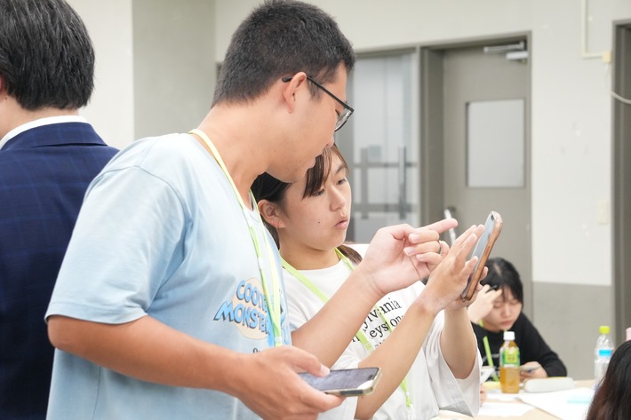キャリアアップセミナーで出店計画のグループワークに取り組む学生