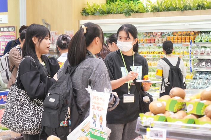 ダイエー フードスタイル十三東店を見学する流通科学大学の学生