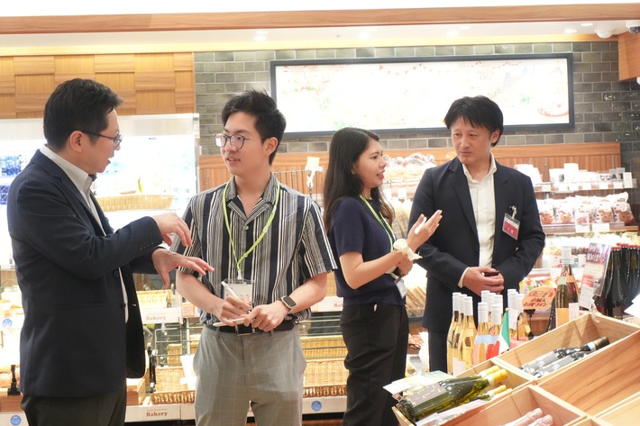 いかり芦屋店を見学し店舗づくりについて学ぶ学生