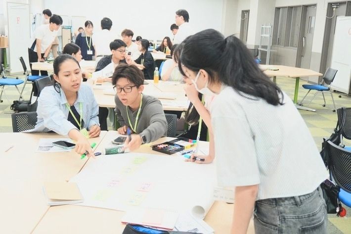 小売業のコスト削減やAI活用を考えるグループワークに取り組む学生