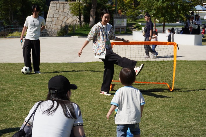 のびのびプレイランドin東遊園地でブラインドサッカーを体験する子どもと青山ゼミの学生