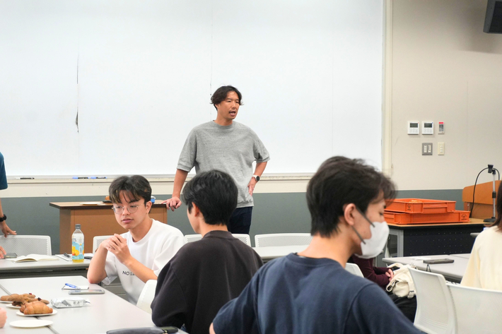 イスズベーカリー井筒社長から試作パンの講評を受ける岡田ゼミの学生
