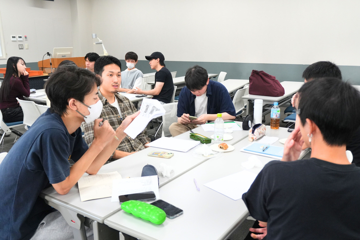 試作パンの商品化に向けてディスカッションする岡田ゼミの学生