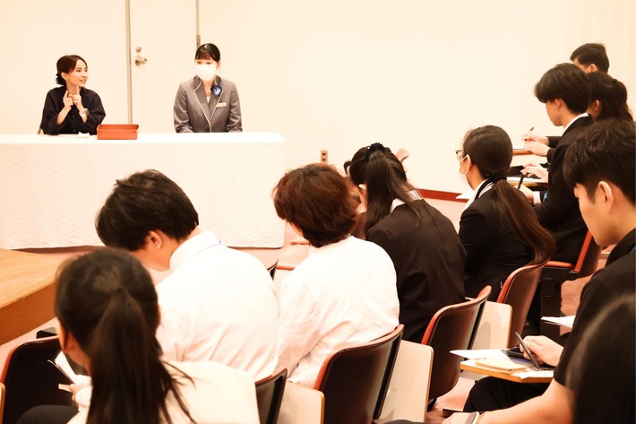 神戸ポートピアホテルの企業見学で説明を受ける留学生