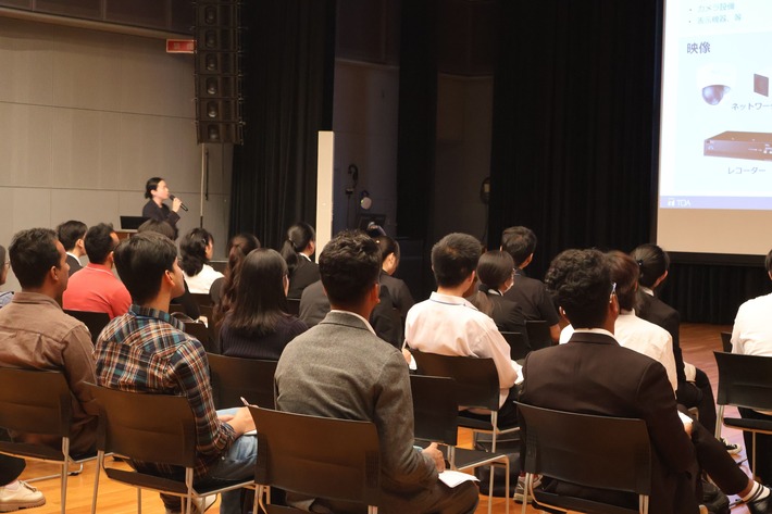 TOA株式会社の企業見学で事業内容や音響技術について学ぶ留学生