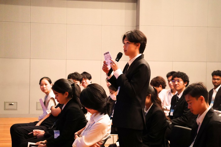 TOA株式会社のジーベックホールで音響システムを体験する留学生