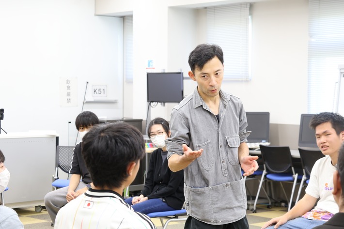 演劇の手法を使ったワークショップで学生にアドバイスする講師