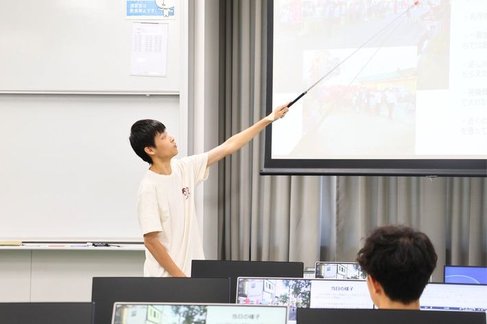 調査報告会で発表する学生