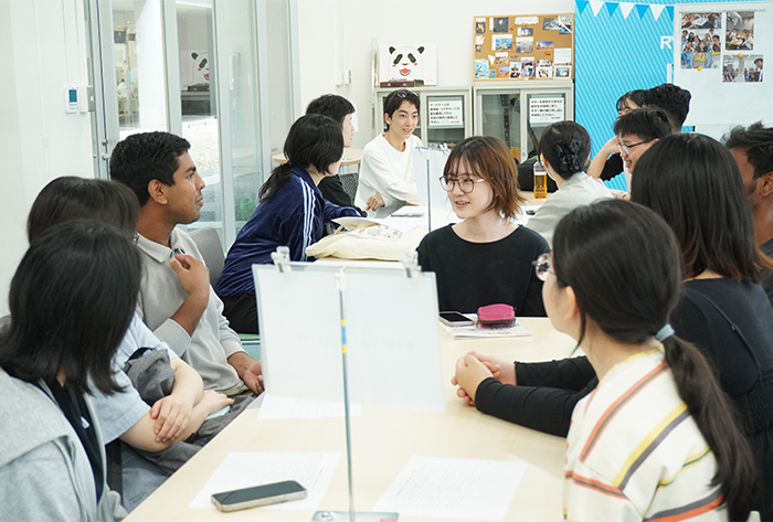 RYUKA国際交流パートナーの顔合わせでグループに分かれて交流する学生たち