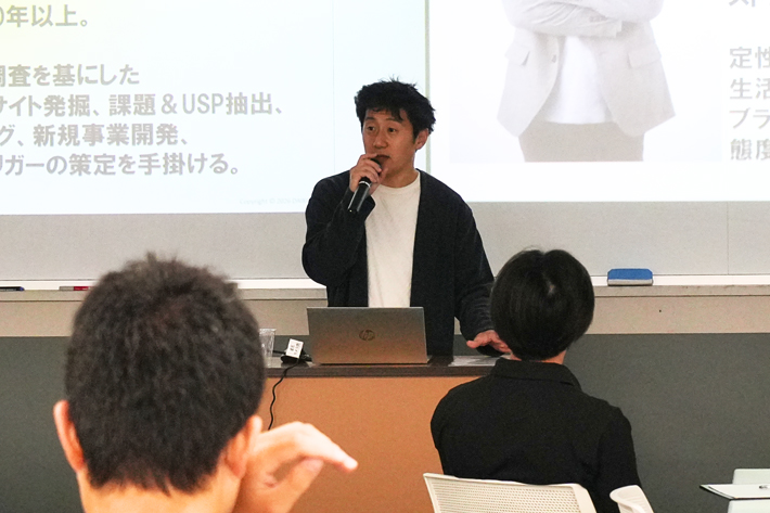 広告やマーケティングについて講義する清水純氏