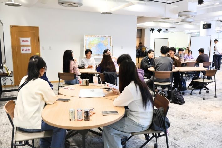 Multilingual Caféの会場で交流する学生たち
