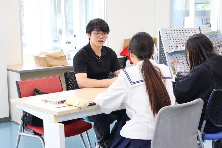 言葉や文化の違いをこえて、互いを知る。高校生と留学生が国際交流授業のサムネイル
