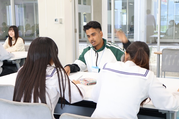 高校生に自身の経験を語る留学生